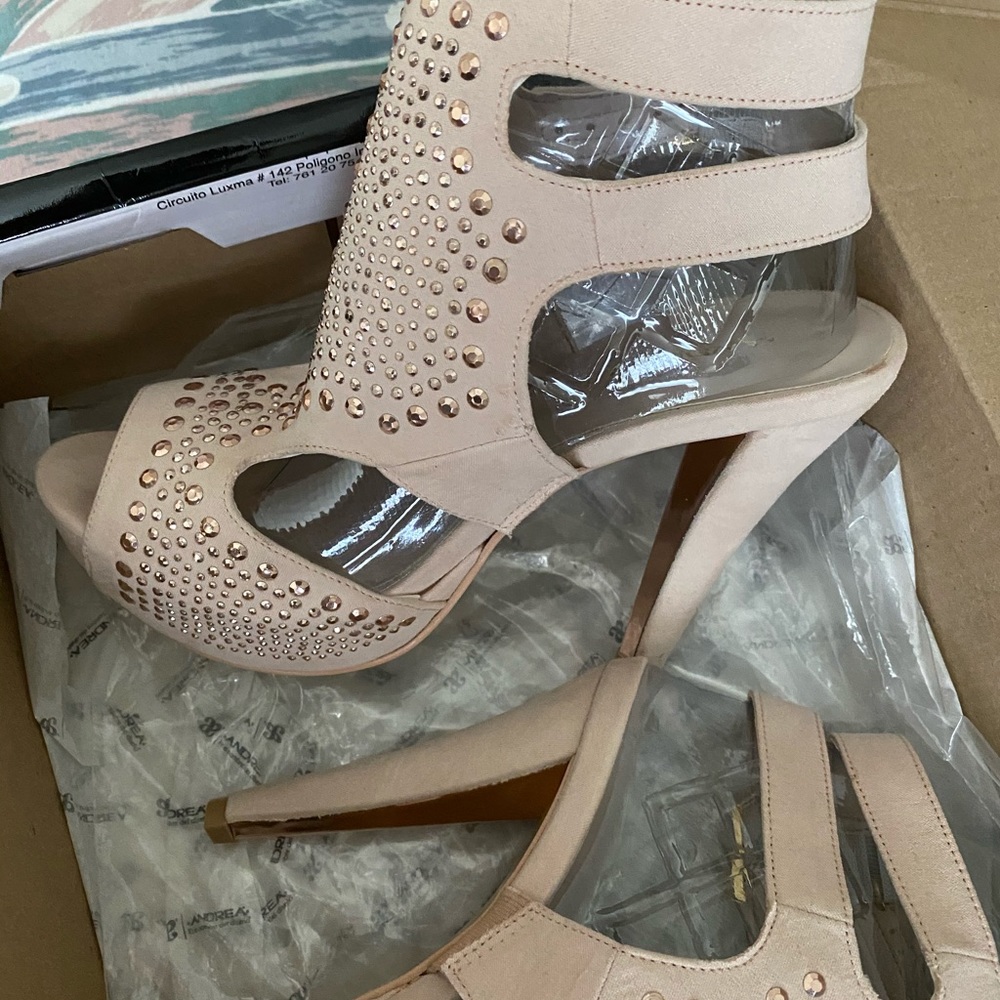 Heels - Picture 2 of 3